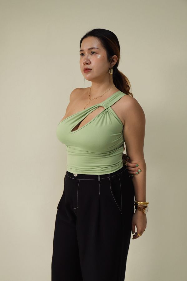單肩小開洞酪梨綠上衣 