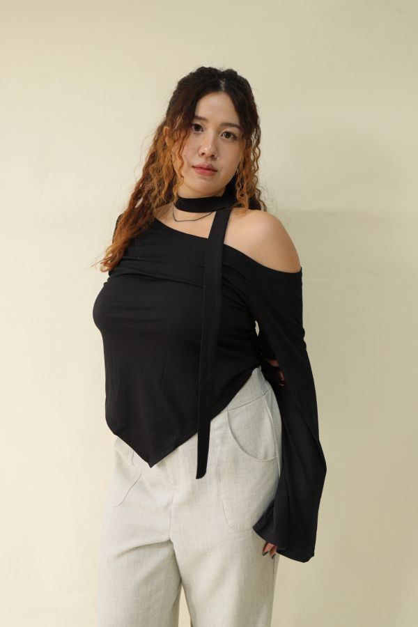 不規則斜肩喇叭袖上衣 