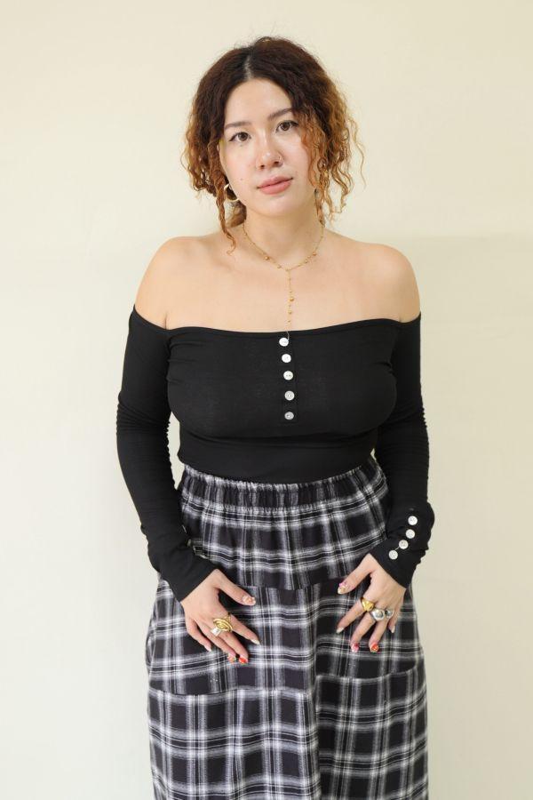 【門市試穿品】假排釦辣妹平口上衣 