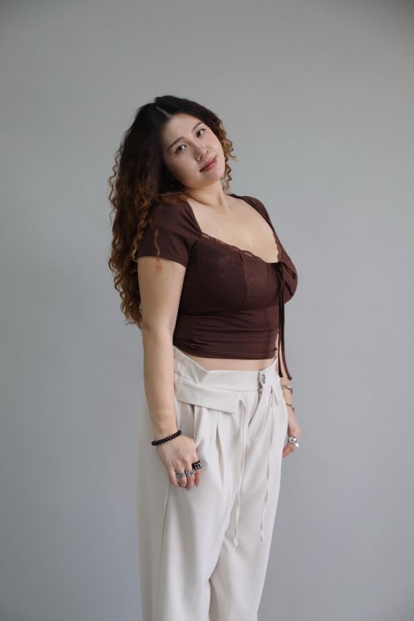 蕾絲拼接修身上衣 