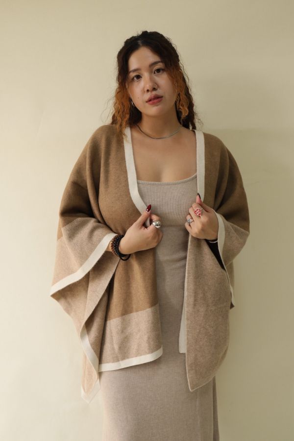 【 EASE 】老錢風針織撞色斗篷披肩 (卡其) 