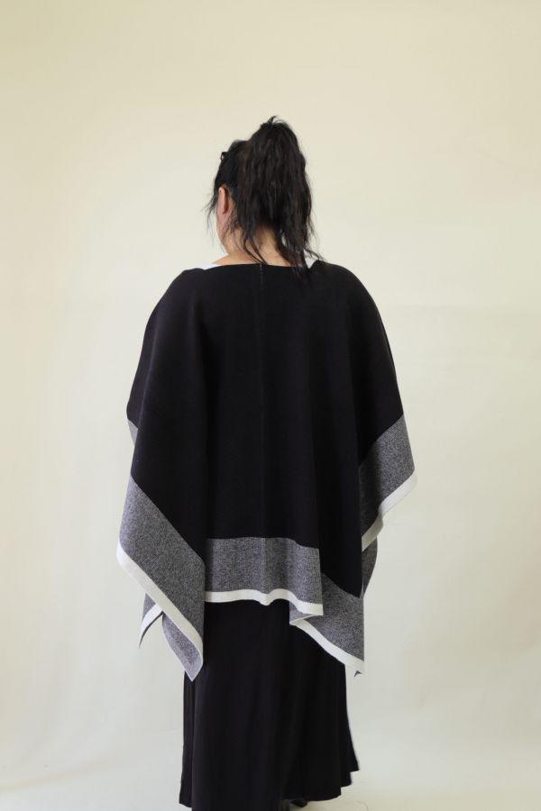 【門市試穿品】老錢風針織撞色斗篷披肩 (黑) 