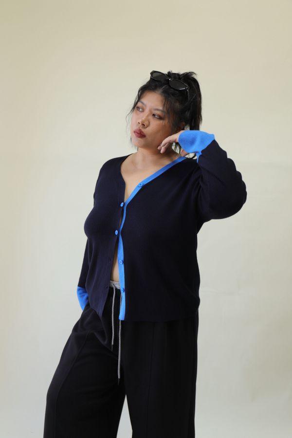 【門市試穿品】撞色V領針織外套 