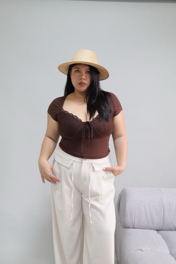 蕾絲拼接修身上衣 