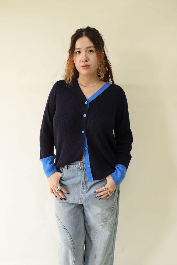 【門市試穿品】撞色V領針織外套 