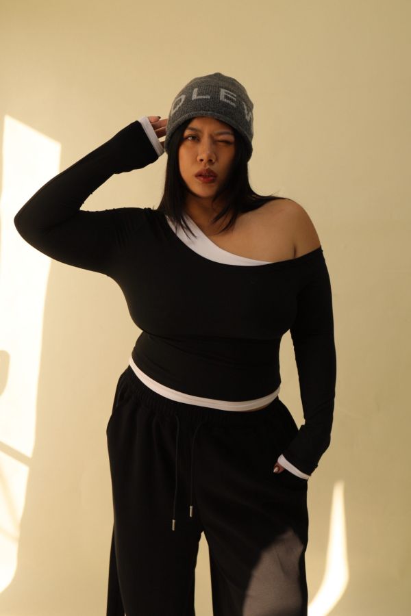 撞色斜肩修身上衣 