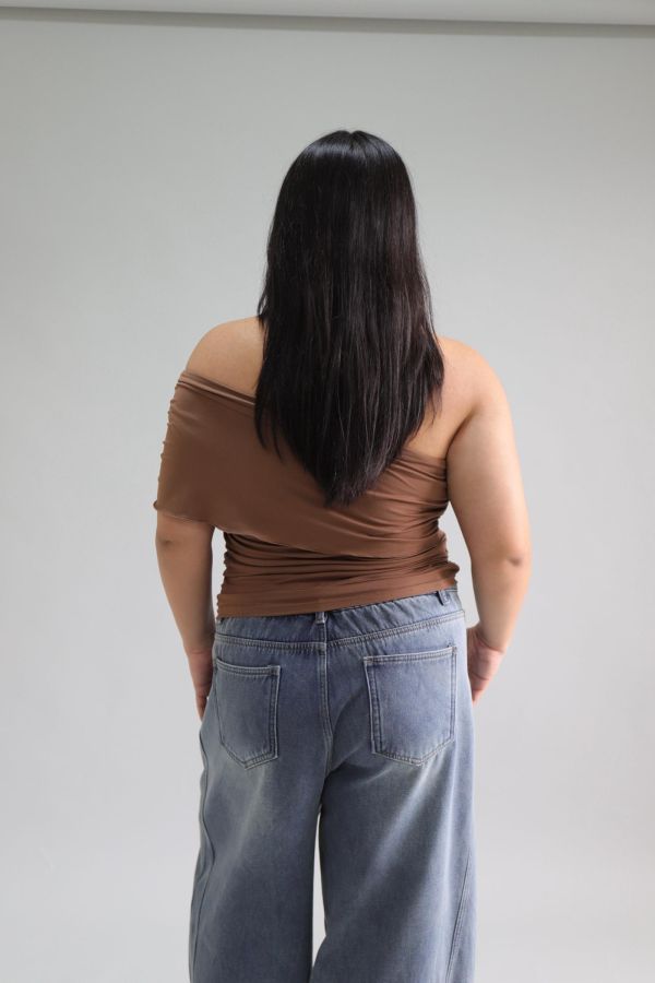 單肩不規則收腰上衣 