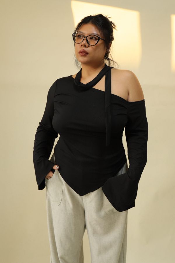 不規則斜肩喇叭袖上衣 