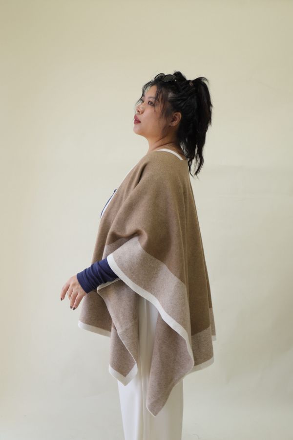 【 EASE 】老錢風針織撞色斗篷披肩 (卡其) 