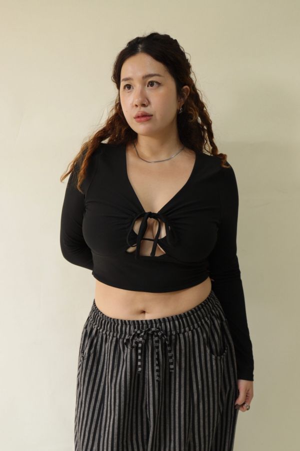 鏤空綁帶短版上衣 