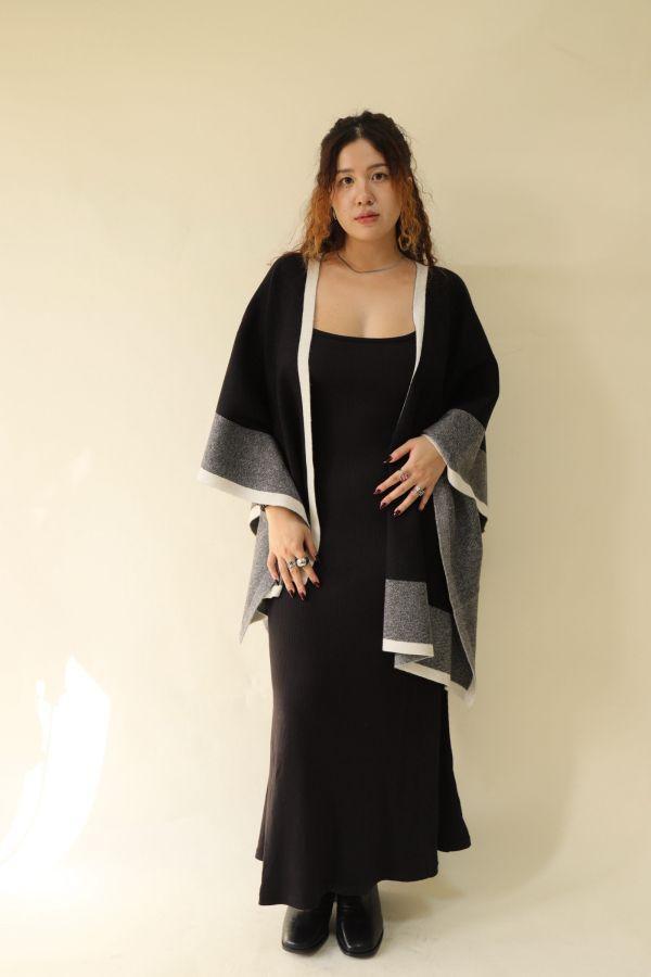 【門市試穿品】老錢風針織撞色斗篷披肩 (黑) 