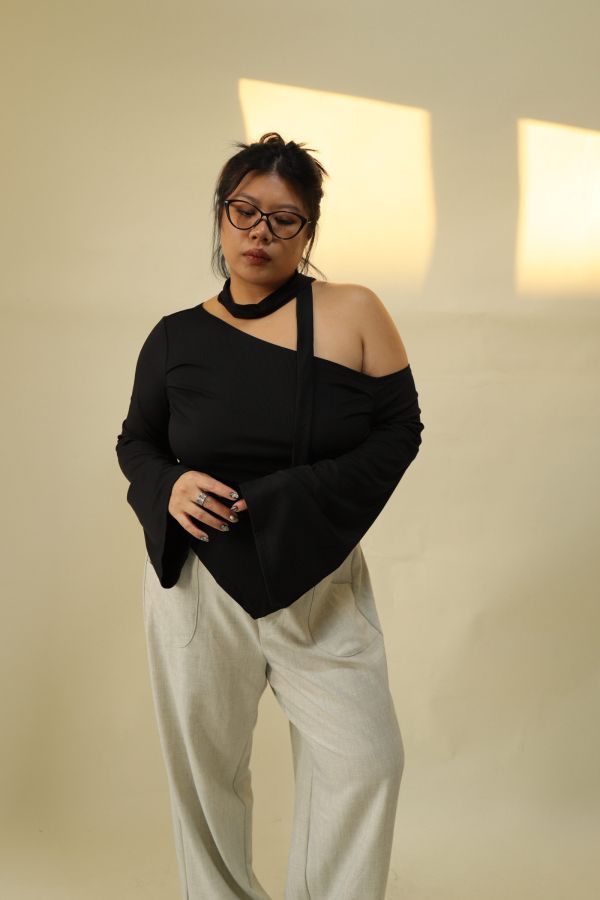 不規則斜肩喇叭袖上衣 