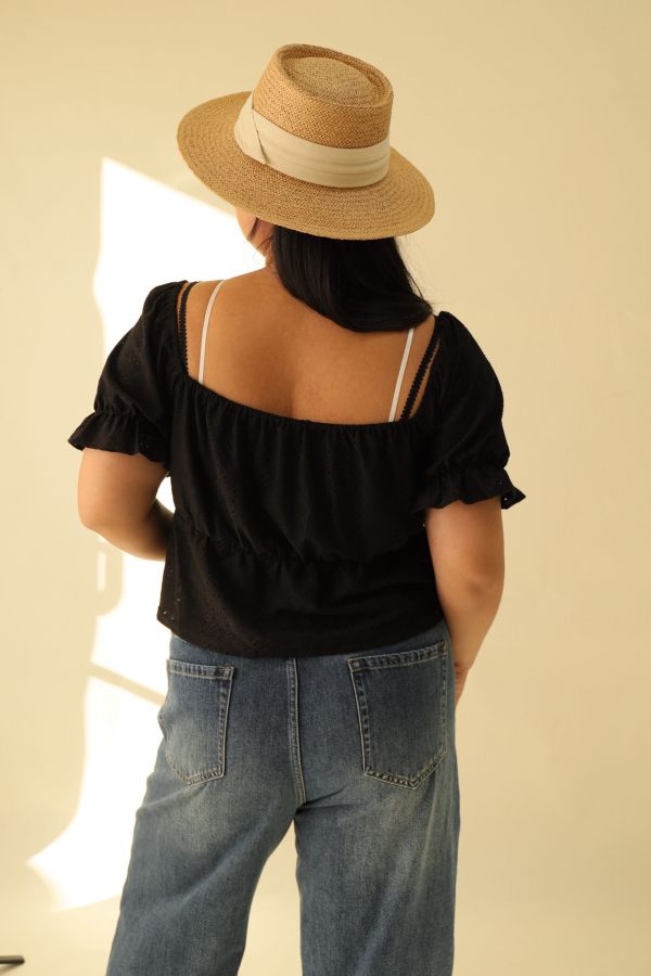 雕花荷葉邊短袖上衣 