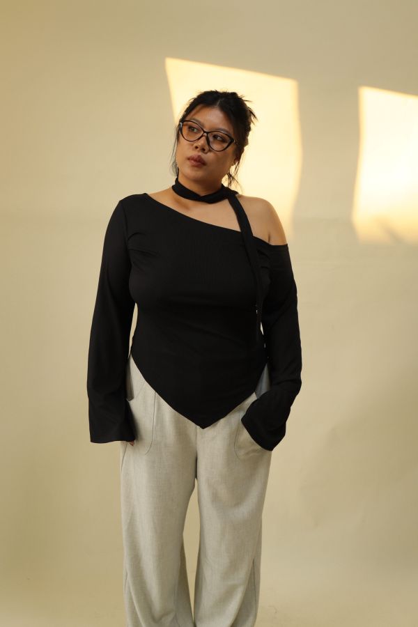 不規則斜肩喇叭袖上衣 