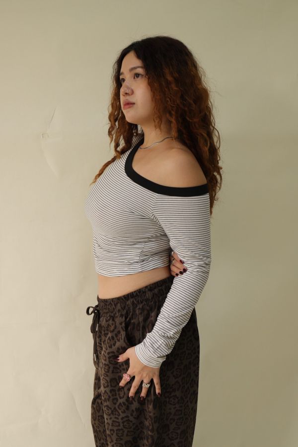 斜肩條紋合身上衣 