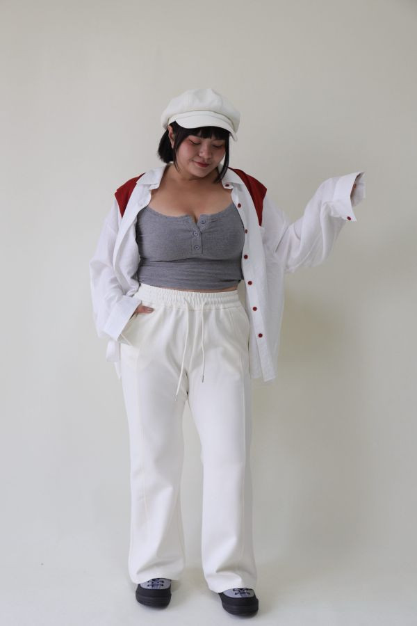 【門市試穿品】日常上班都能穿的長腿微喇叭褲(白) 