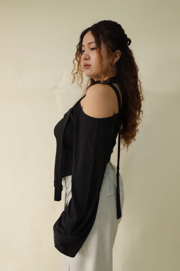 不規則斜肩喇叭袖上衣 