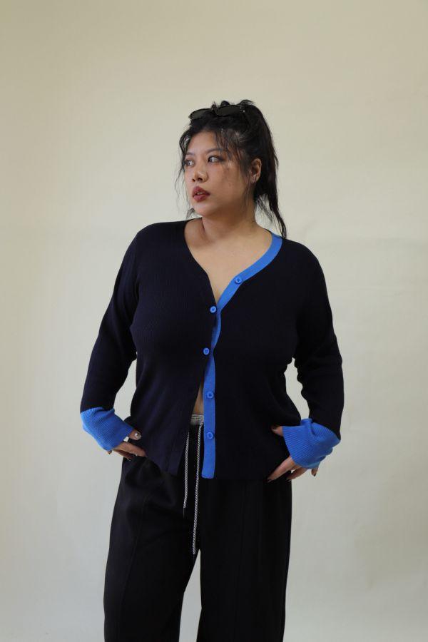 【門市試穿品】撞色V領針織外套 