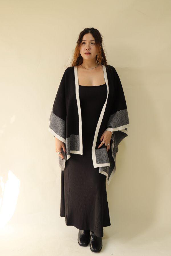 【門市試穿品】老錢風針織撞色斗篷披肩 (黑) 