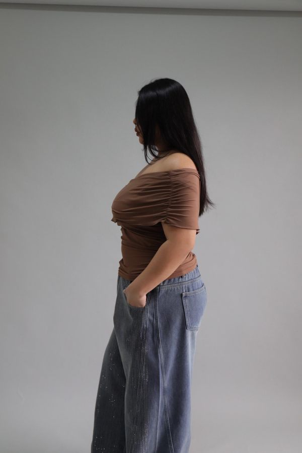 單肩不規則收腰上衣 