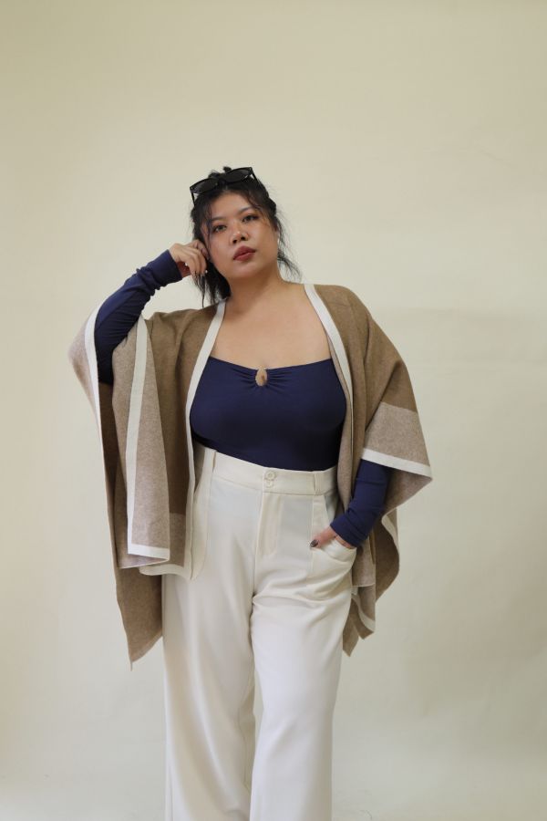 【 EASE 】老錢風針織撞色斗篷披肩 (卡其) 