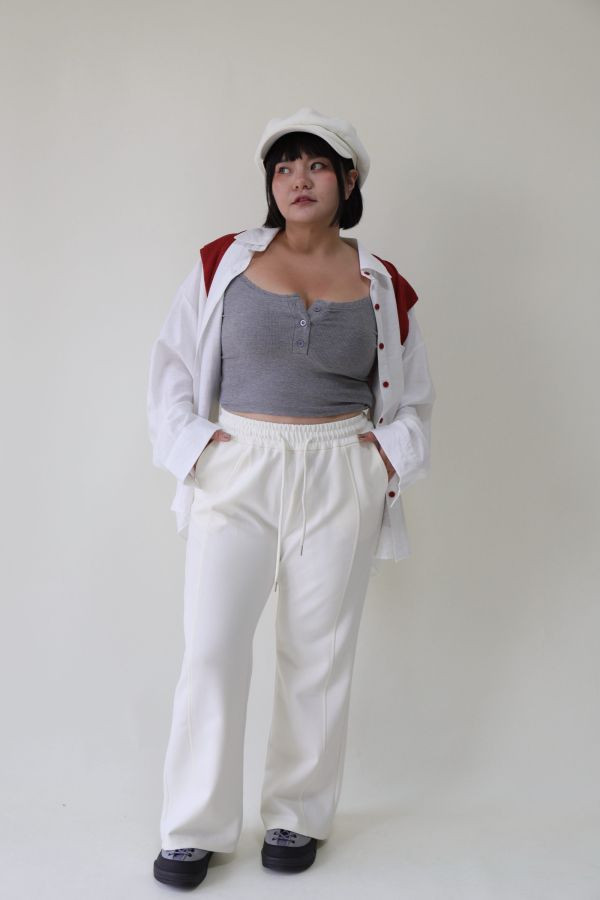 【門市試穿品】日常上班都能穿的長腿微喇叭褲(白) 