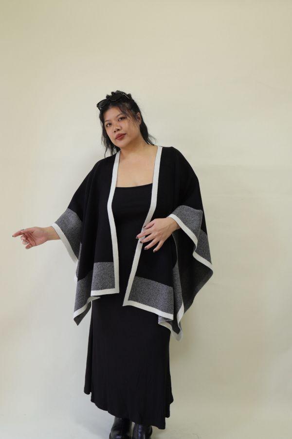 【門市試穿品】老錢風針織撞色斗篷披肩 (黑) 