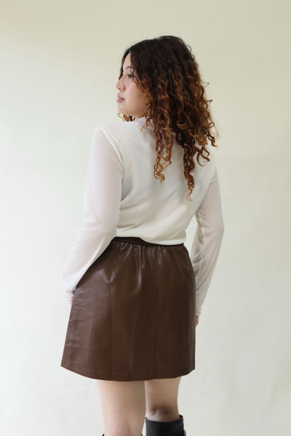 【EASE】半高領網紗透膚上衣-杏 