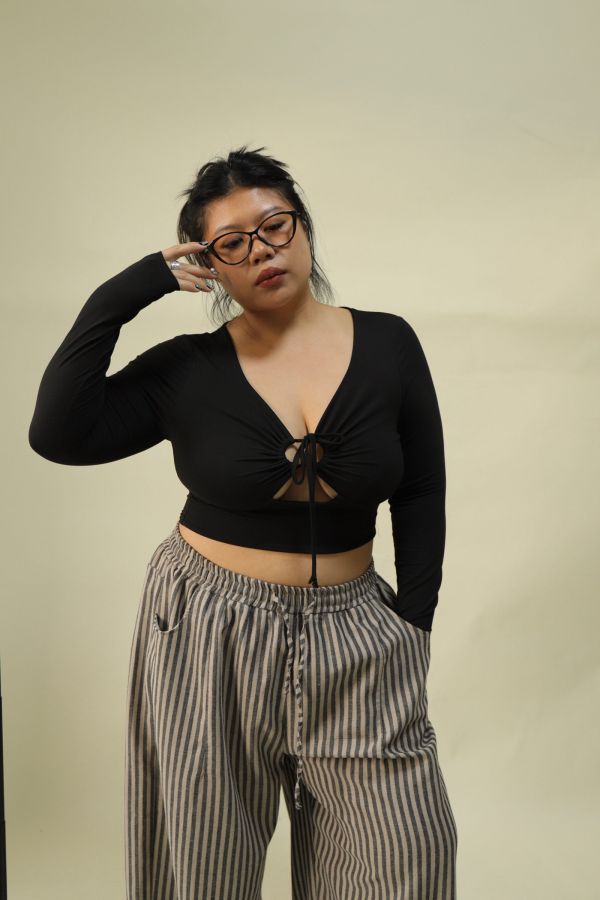 鏤空綁帶短版上衣 