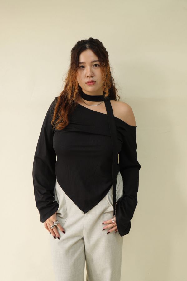 不規則斜肩喇叭袖上衣 