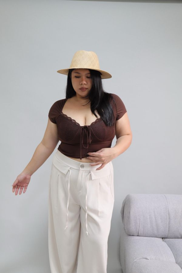 蕾絲拼接修身上衣 