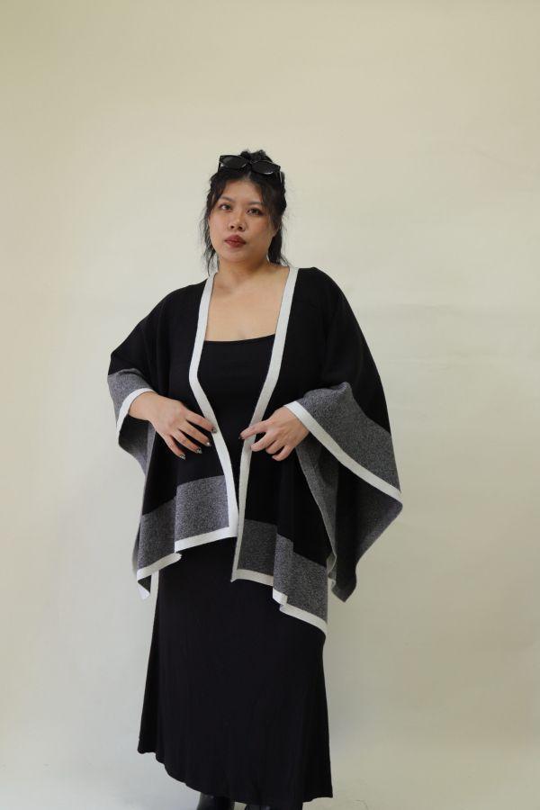 【門市試穿品】老錢風針織撞色斗篷披肩 (黑) 