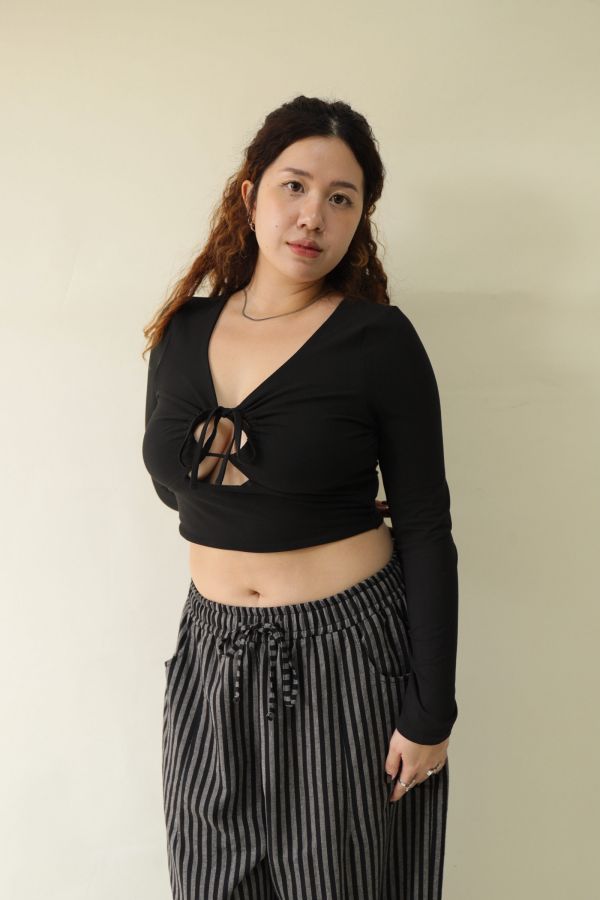 鏤空綁帶短版上衣 