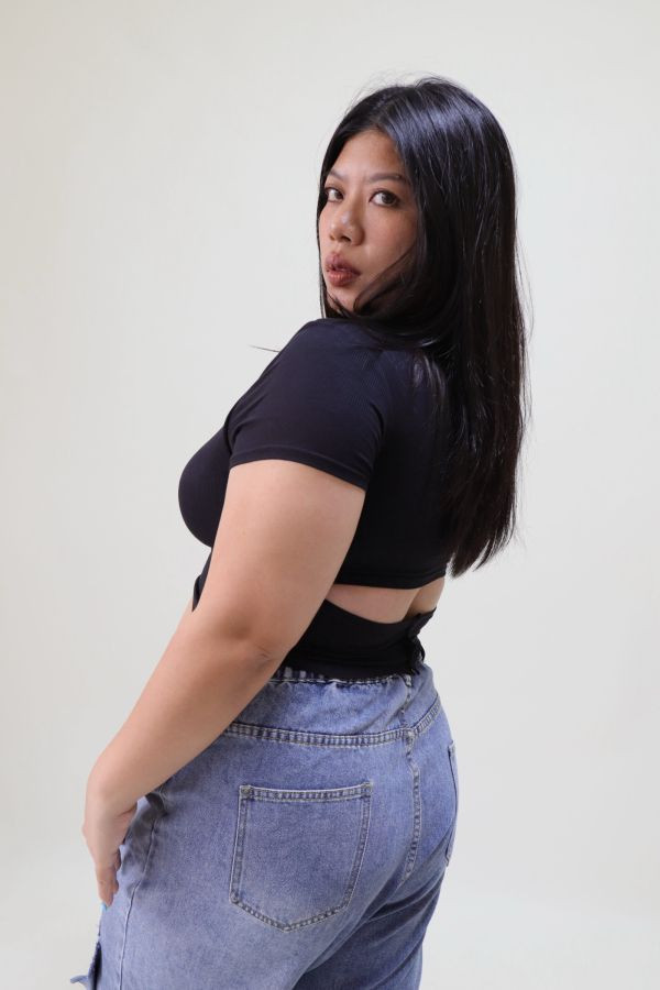 【門市試穿品】後背小心機方領帶胸墊短T-黑 