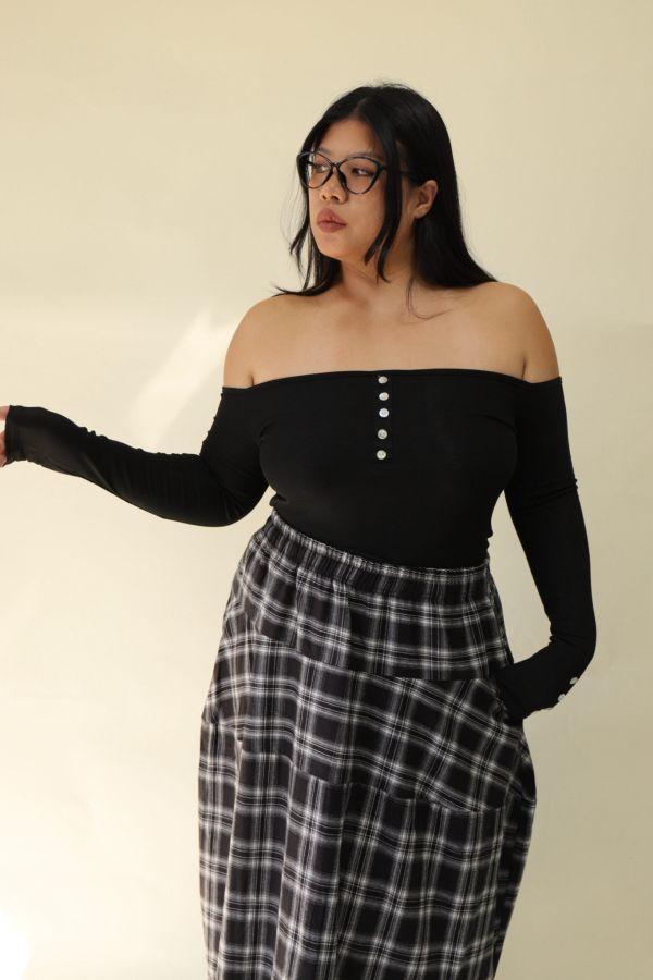 【門市試穿品】假排釦辣妹平口上衣 