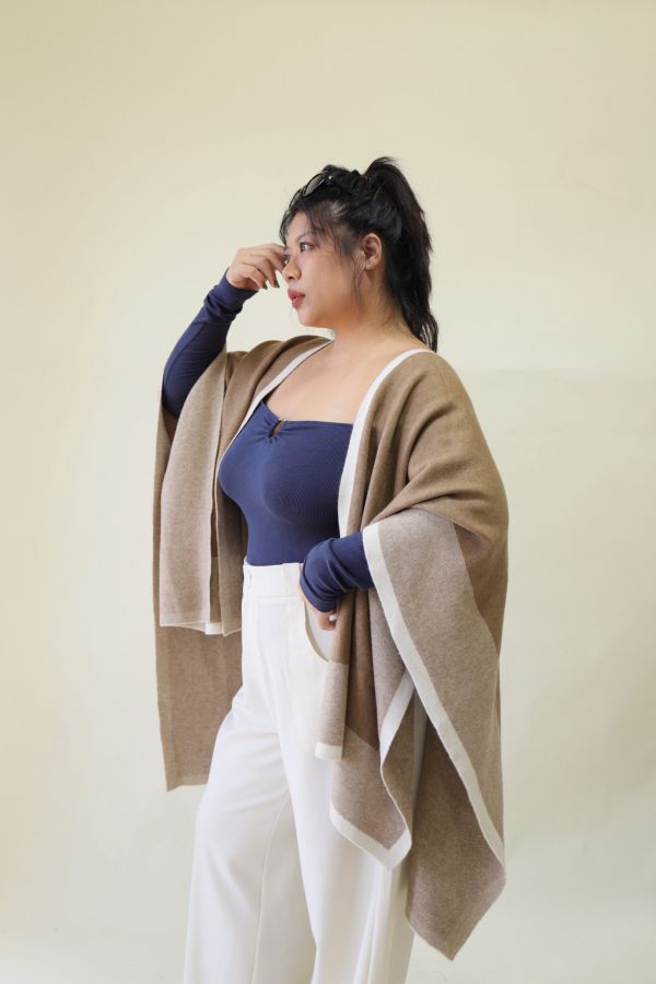 【 EASE 】老錢風針織撞色斗篷披肩 (卡其) 