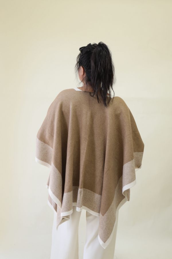 【 EASE 】老錢風針織撞色斗篷披肩 (卡其) 