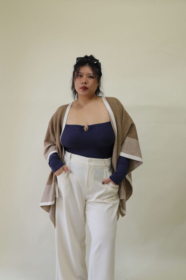 【 EASE 】老錢風針織撞色斗篷披肩 (卡其) 