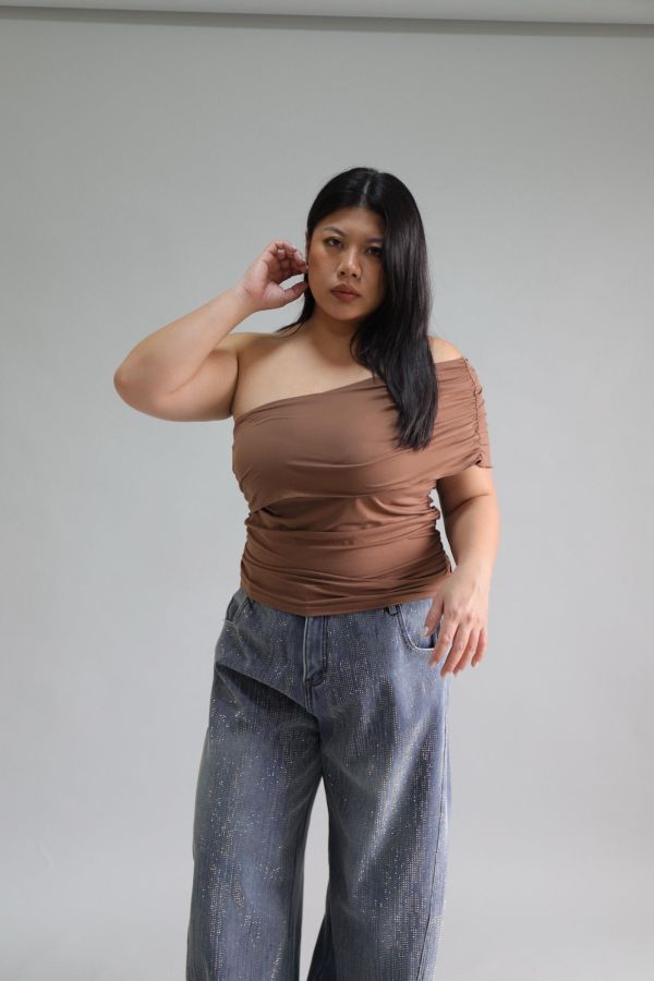 單肩不規則收腰上衣 