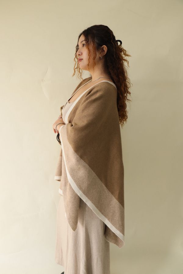【 EASE 】老錢風針織撞色斗篷披肩 (卡其) 