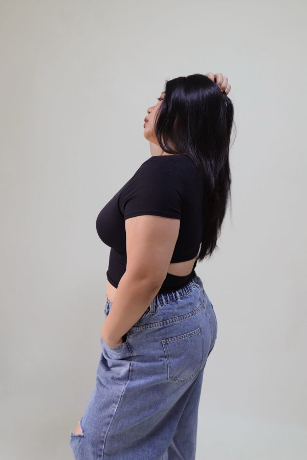 【門市試穿品】後背小心機方領帶胸墊短T-黑 