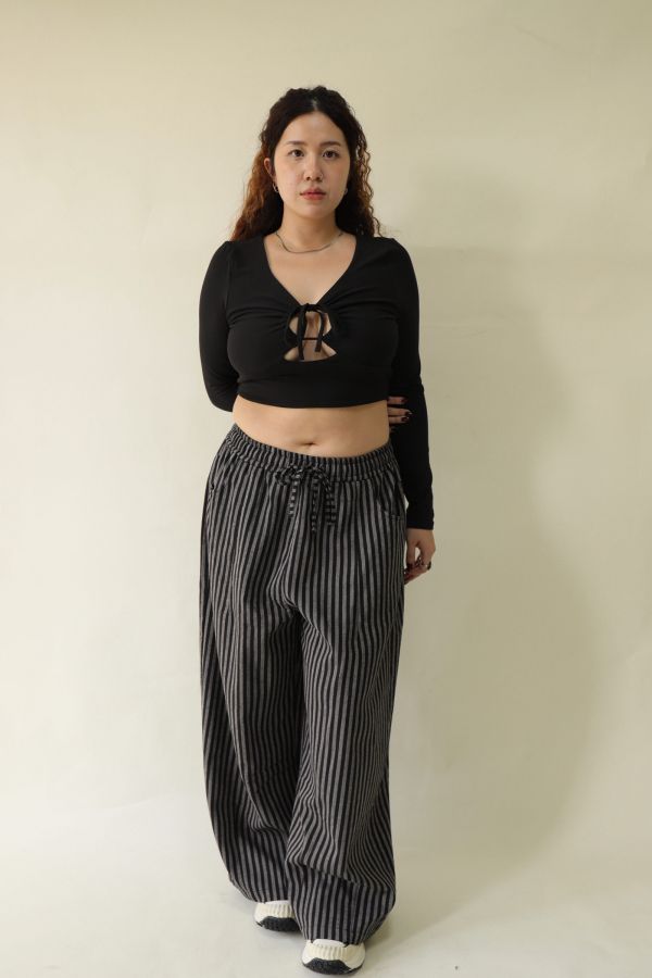 鏤空綁帶短版上衣 