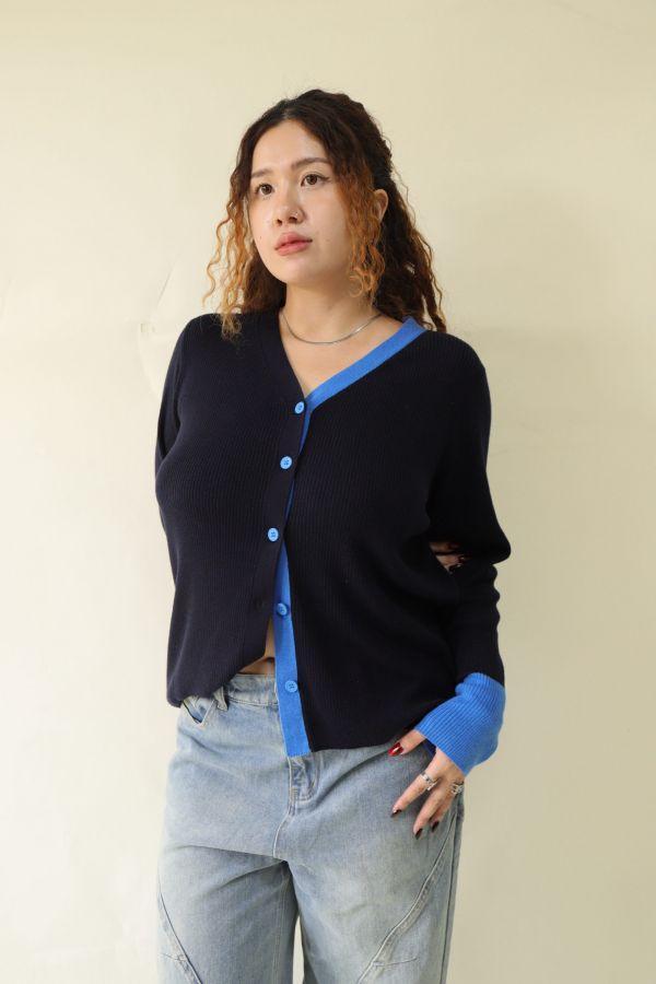 【門市試穿品】撞色V領針織外套 