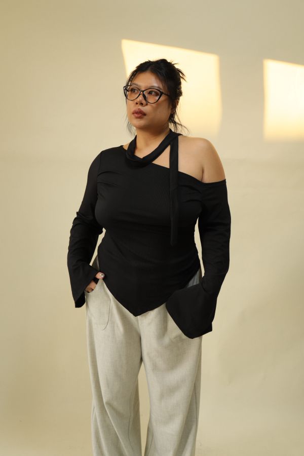 不規則斜肩喇叭袖上衣 