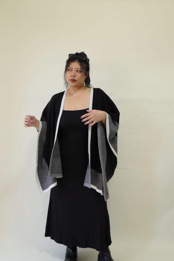 【門市試穿品】老錢風針織撞色斗篷披肩 (黑) 