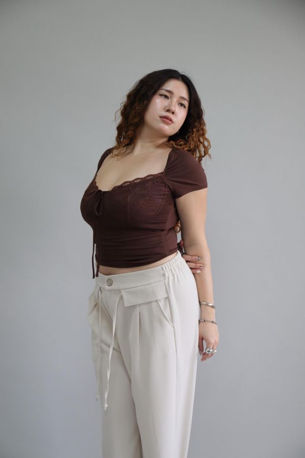 蕾絲拼接修身上衣 