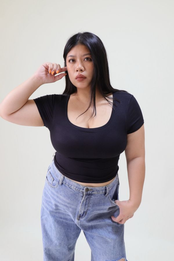 【門市試穿品】後背小心機方領帶胸墊短T-黑 