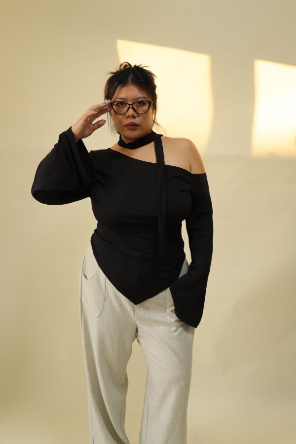 不規則斜肩喇叭袖上衣 