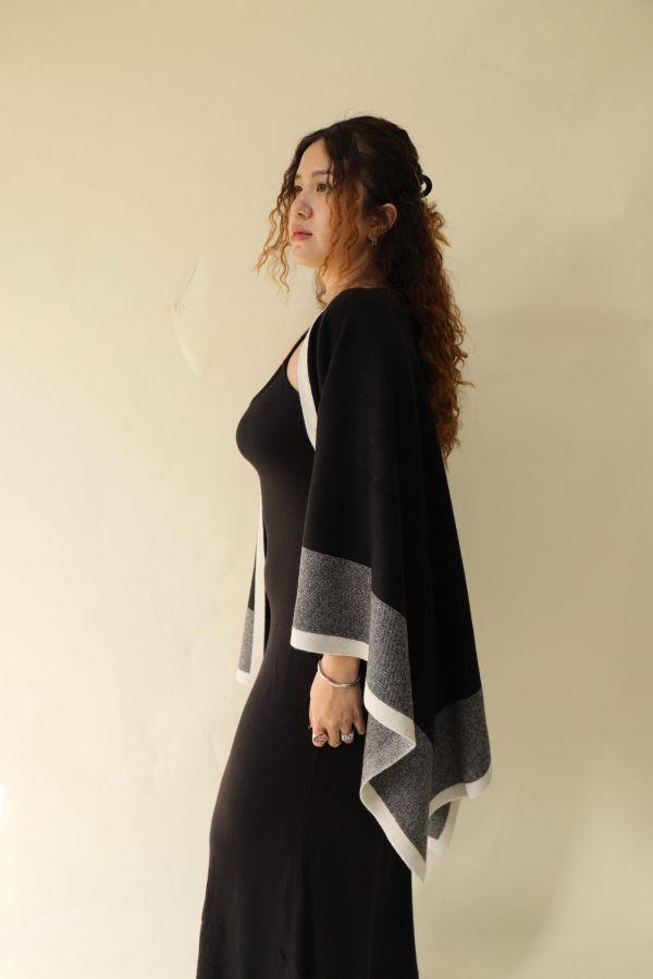 【門市試穿品】老錢風針織撞色斗篷披肩 (黑) 