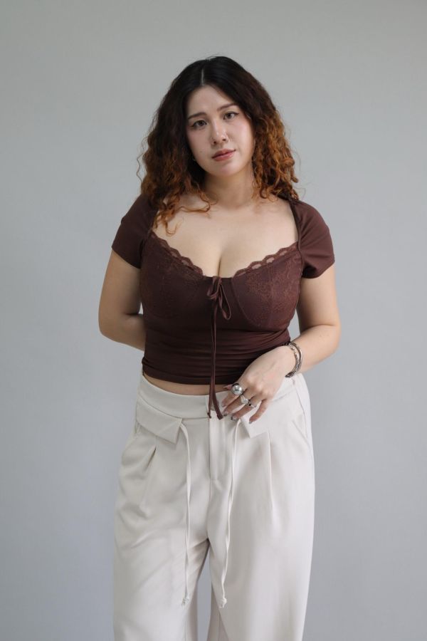 蕾絲拼接修身上衣 